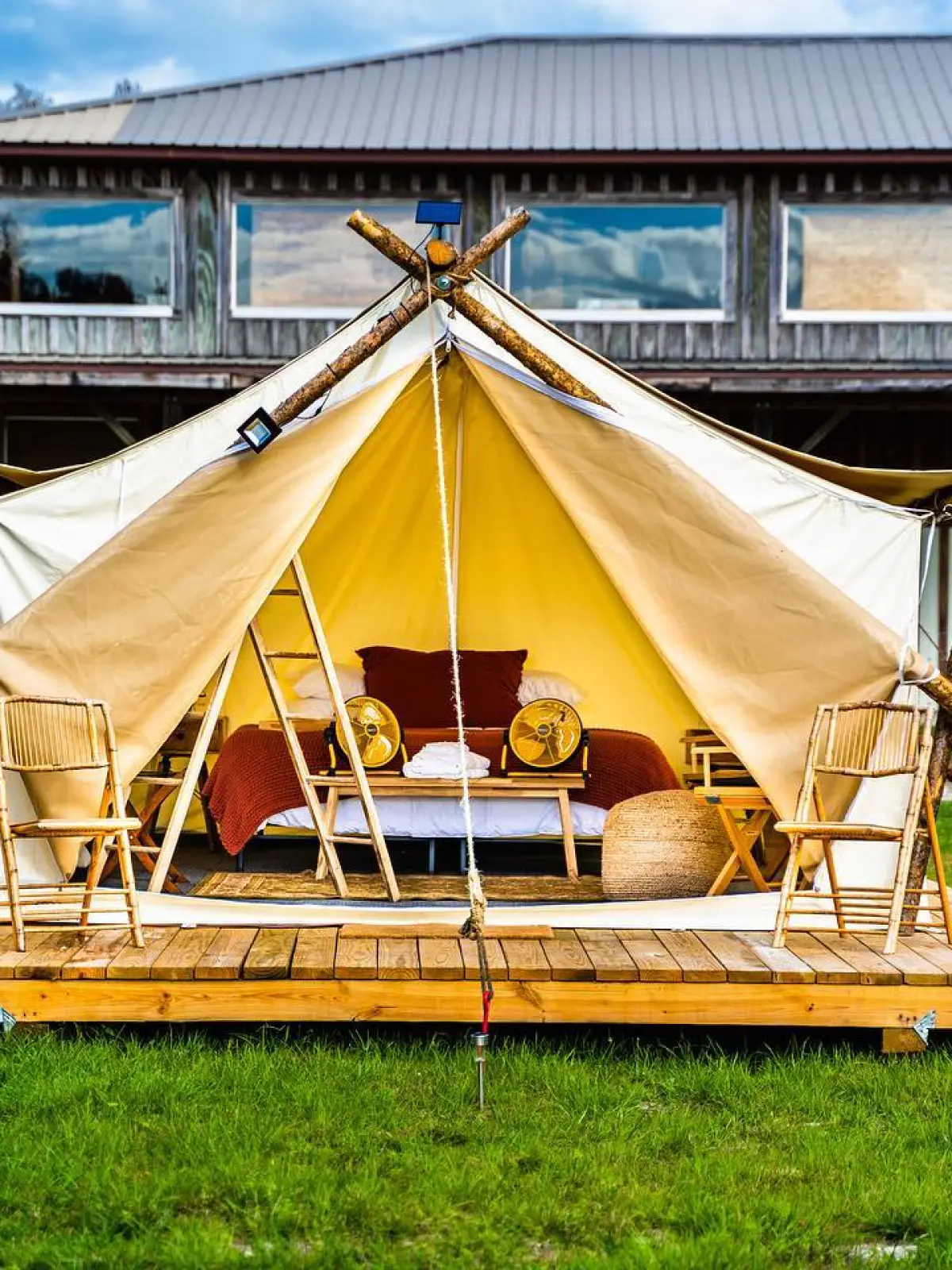 a group of lawn chairs sitting on top of a building