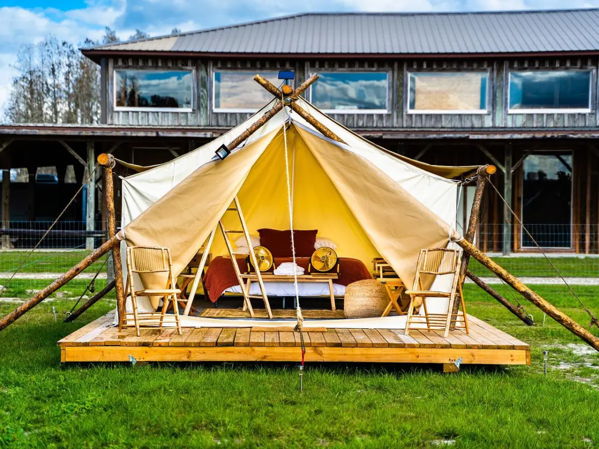 a group of lawn chairs sitting on top of a building